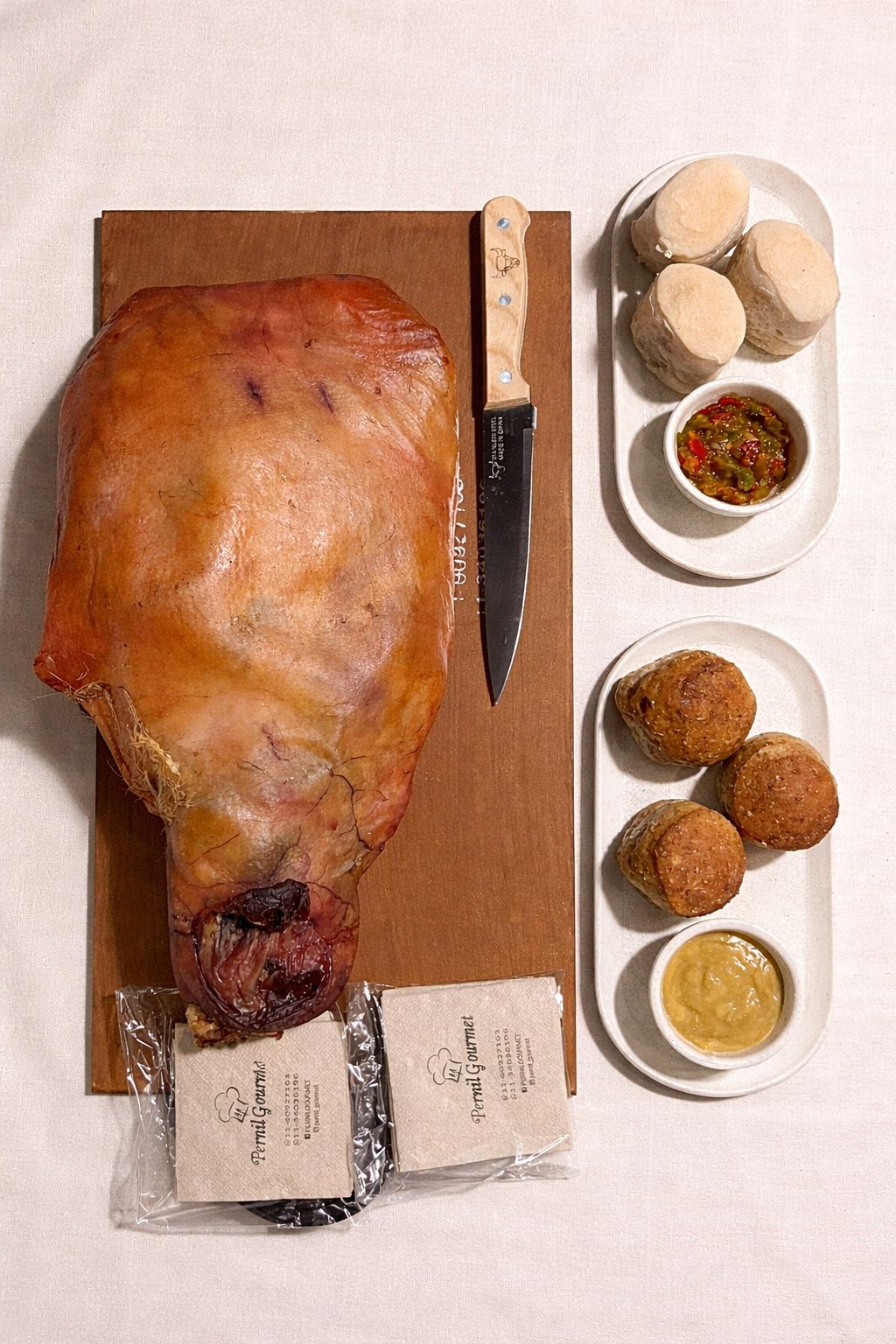 Manos preparando pernil con técnica artesanal